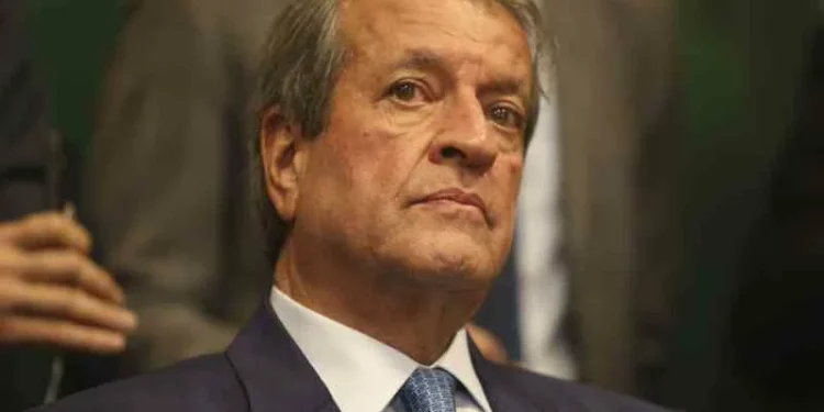 Moraes proíbe visita de Valdemar Costa Neto a Jair Bolsonaro