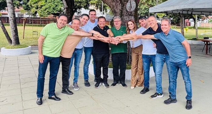 Adriano Galdino retira candidatura ao governo do Estado