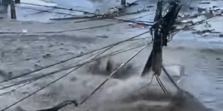 Reservatório da Cagepa rompe, causando morte e destruição, no bairro Centenário