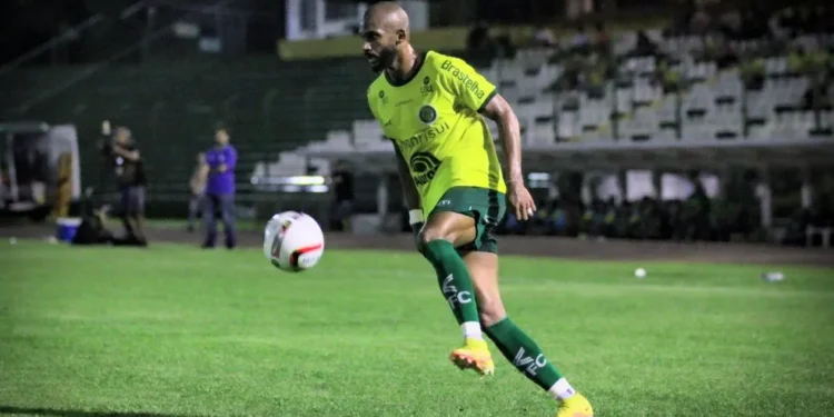 Botafogo-PB anuncia lateral com passagens por Vitória e Cuiabá