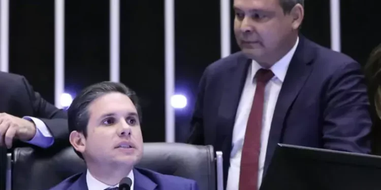 Hugo Motta rompe com líder do PT na Câmara