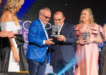 Cícero recebe Troféu Dr Francisco de Assis, como melhor prefeito de 2025