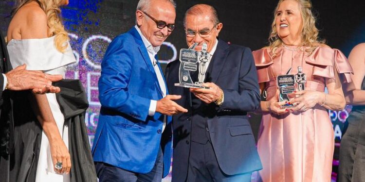 Cícero recebe Troféu Dr Francisco de Assis, como melhor prefeito de 2025
