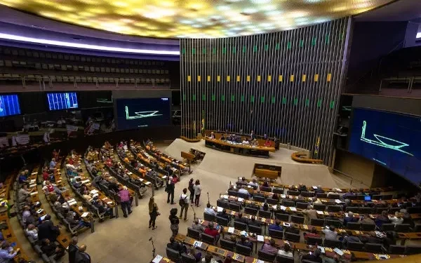 Câmara aprova PL que reduz pena dos condenados pelo 8 de janeiro