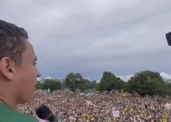 Multidão recebe Nicolas Ferreira em Brasília