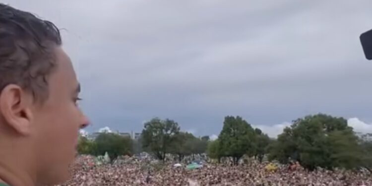 Multidão recebe Nicolas Ferreira em Brasília