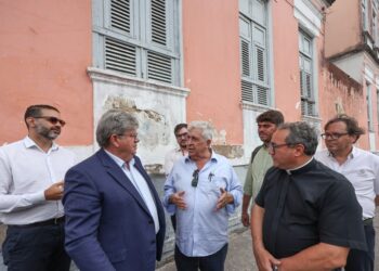 João recebe portugueses que querem instalar hotel no Centro Histórico de JP