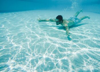 Mergulhou e sentiu dor no ouvido? Saiba o que pode estar acontecendo