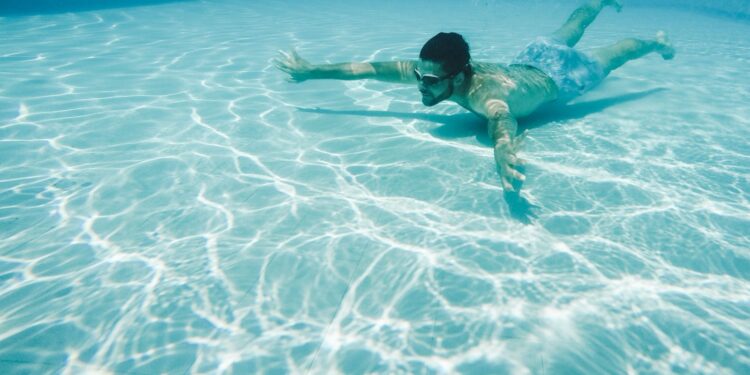 Mergulhou e sentiu dor no ouvido? Saiba o que pode estar acontecendo