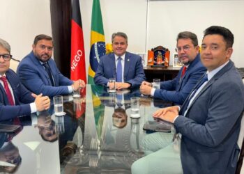 Efraim reúne jornalistas paraibanos e mira eleições de Cabedelo