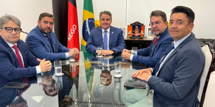 Efraim reúne jornalistas paraibanos e mira eleições de Cabedelo