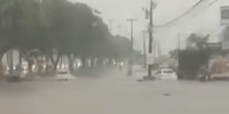 Chuva forte, raios e trovões provocam caos em João Pessoa