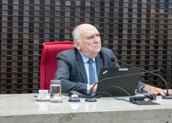 Conselheiro Nominando Diniz pede aposentadoria do TCE-PB