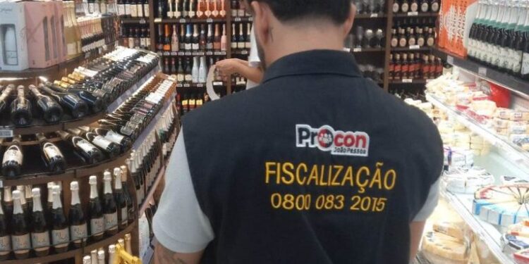 Meia tonelada de alimentos mofados e vencidos são apreendidos no Mateus do Altiplano