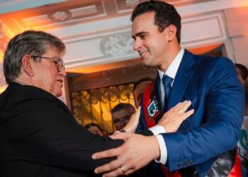 Pré-candidato, Lucas Ribeiro toma posse no cargo de governador