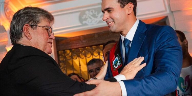 Pré-candidato, Lucas Ribeiro toma posse no cargo de governador