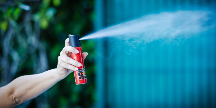 PB libera venda de spray de pimenta para mulheres em farmácia