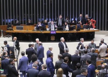 De olho na eleição, Câmara aprova fim da escala 6 x 1