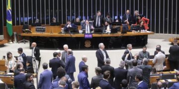 De olho na eleição, Câmara aprova fim da escala 6 x 1