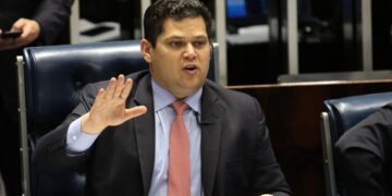 Davi Alcolumbre trava PEC eleitoreira que propõe fim da escala 6×1