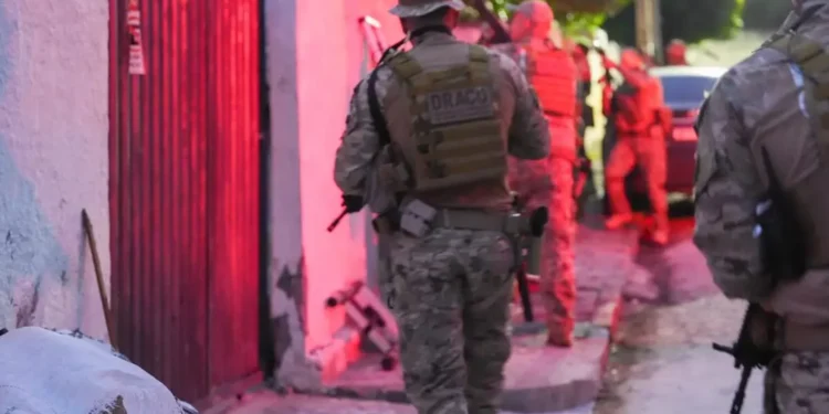 Policiais apreendia droga de uma facção e vendia para facção rival