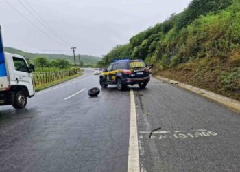 Homem morre ao ser ejetado de carro, em capotagem, perto de Campina Grande