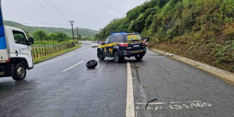 Homem morre ao ser ejetado de carro, em capotagem, perto de Campina Grande