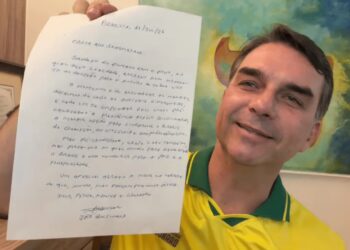 Flávio Bolsonaro apresenta carta de Jair, reafirmando sua pré-candidatura