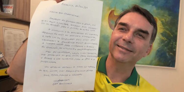 Flávio Bolsonaro apresenta carta de Jair, reafirmando sua pré-candidatura