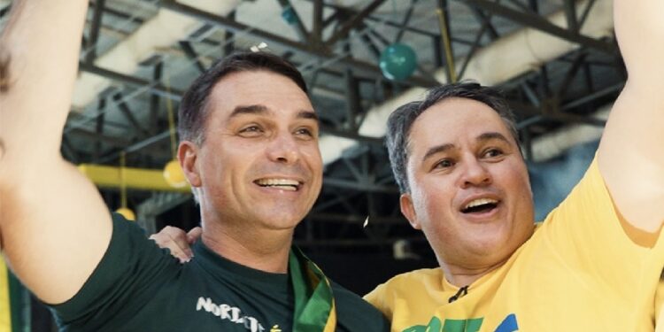 Flávio Bolsonaro adia visita à PB para negociar tarifaço com Trump