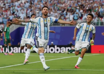 Argentina vence a Inglaterra e vai a terceira final em 4 Copas