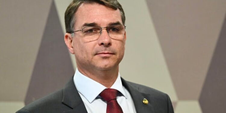 Polícia prende homem em MG que fez ameaças a Flávio Bolsonaro