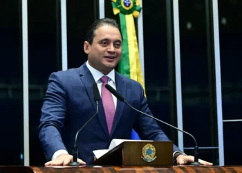 Vice-lider do governo Lula no Senado é investigado por roubo ao INSS