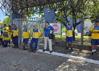 Carteiros fazem ato para alegar inocência na entrega de material político