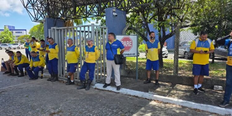 Carteiros fazem ato para alegar inocência na entrega de material político