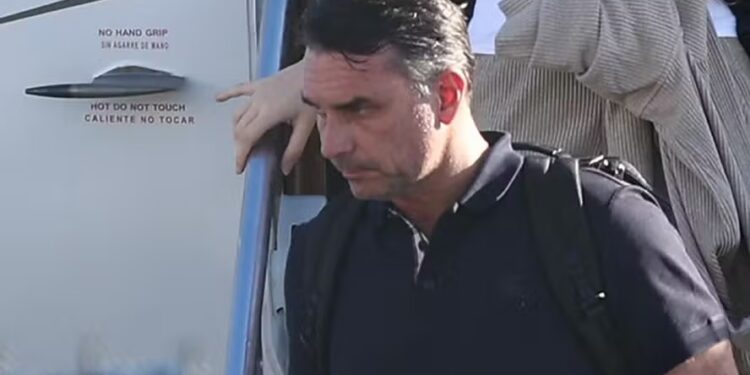 Em nota, PF diz que Flávio Bolsonaro não é foragido