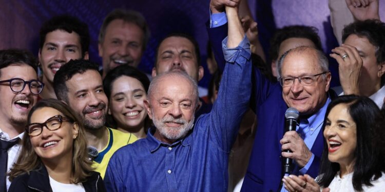 Em eleição polêmica, Lula é reeleito com 51,79% dos votos